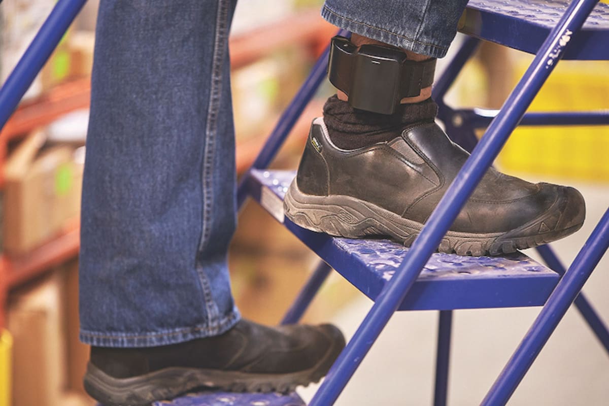 El Servicio de Inmigración y Control de Aduanas (ICE) incluye tobilleras electrónicas con GPS para ciertos migrantes