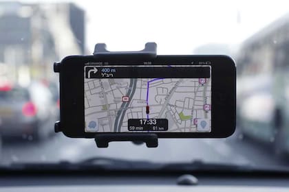 El servicio de mapas Waze, cuyas recomendaciones de ruta está basado en el aporte de los usuarios, fue adquirido por Google, por un monto estimado en 1030 millones de dólares
