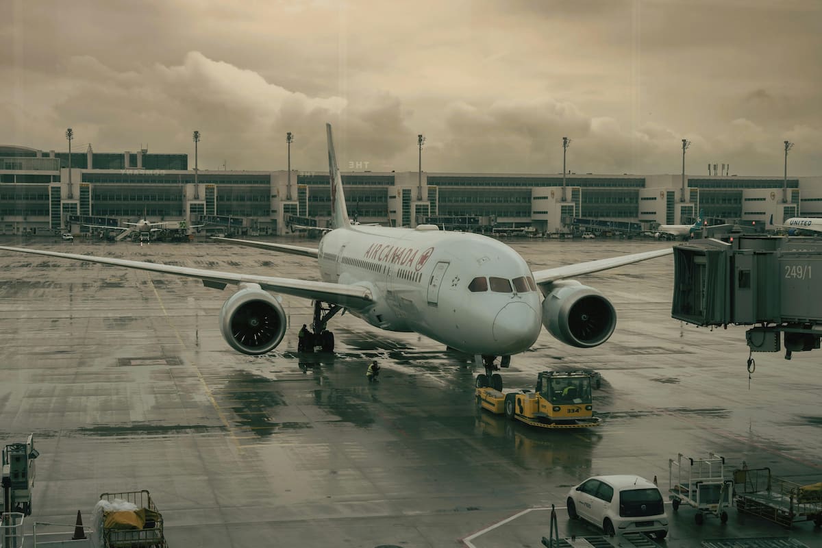 El servicio de rampa incluye todas las operaciones y asistencias que se realizan en la plataforma del aeropuerto a una aeronave, desde su llegada hasta su partida, incluyendo guía a posición, remolque, carga/descarga de equipaje y mercancías, repostaje, limpieza y mantenimiento básico