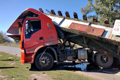 El servicio del Tren Turístico de Mercedes no podrá circular hasta nuevo aviso debido a que un camión choco contra el Puente de la Ruta 41 por donde pasa la Línea Belgrano Sur hacia Tomas Jofré