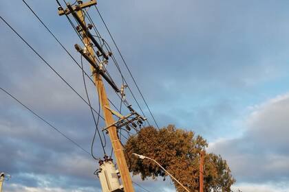 El servicio eléctrico se vio afectado en más de 50.000 hogares; hubo caída de postes y cables; durante esta jornada ya se restableció el 80% de las prestaciones