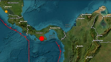 El Servicio Geológico de EE.UU. (USGS, por sus siglas en inglés) informó inicialmente que el terremoto fue de 8.0 grados y luego actualizó la magnitud a 7.6