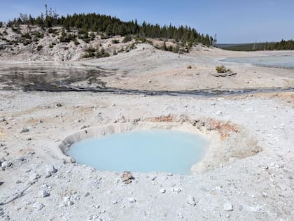 El Servicio Geológico de Estados Unidos confirma el hallazgo de un nuevo manantial de agua azul y termal en el Parque Nacional de Yellowstone. Foto: Facebook / USGS Volcanoes