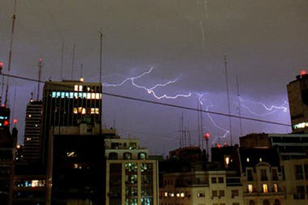 El Servicio Meteorológico Nacional (SMN) lanzó este miércoles un nuevo alerta por abundante caída de agua, fuerte ráfagas de viento y posible granizo producto de las fuertes tormentas