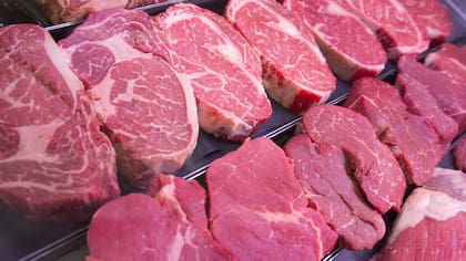 La carne roja procesada, como las salchichas, hamburguesas y embutidos, fue vinculada con un aumento significativo en el riesgo de deterioro cognitivo.