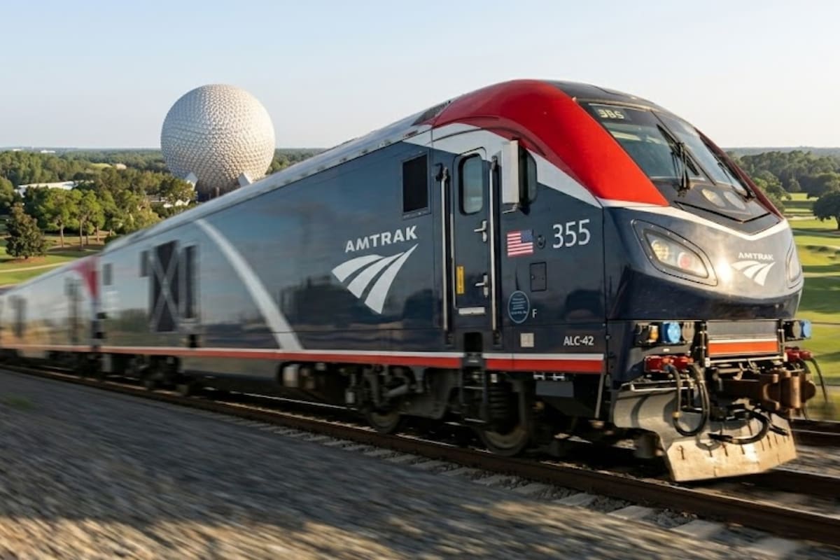 El servicio opera con salida diaria y cubre el trayecto en aproximadamente 14 horas