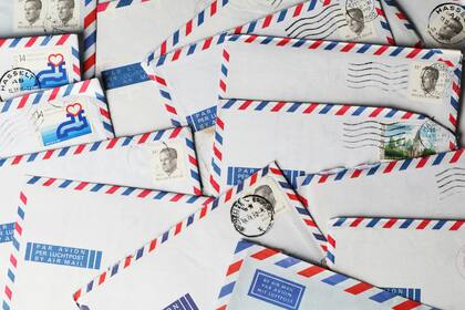 El Servicio Postal de EE.UU. exhorta a enviar documentos importantes al menos una semana antes de la fecha límite de entrega (Pexels/Ann H)