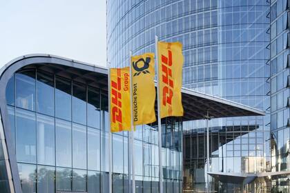 El servicio postal DHL suspendió los envíos a Estados Unidos por una orden ejecutiva de Donald Trump