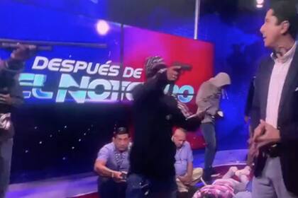 El set del canal de TC Televisión en Guayaquil, durante el asalto de los sicarios