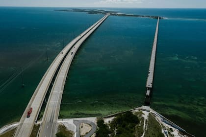 El Seven mile Bridge da acceso a los Cayos de Florida y se ubica sobre el mar como una "estructura flotante"