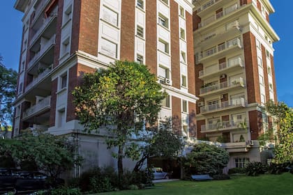 El edificio está en La Lucila, a pocas cuadras del río.