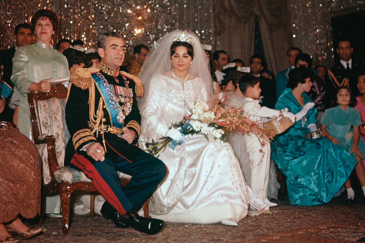 El presidente Illia saluda a la esposa del sha de Persia, Farah Diba, el 12 de mayo de 1965