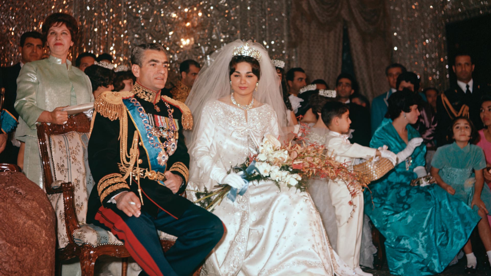 El presidente Illia saluda a la esposa del sha de Persia, Farah Diba, el 12 de mayo de 1965