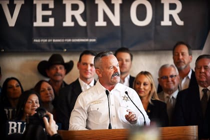 El sheriff Chad Bianco también se lanzó como precandidato republicano, en una carrera donde la oposición busca ganar peso tras años de derrota