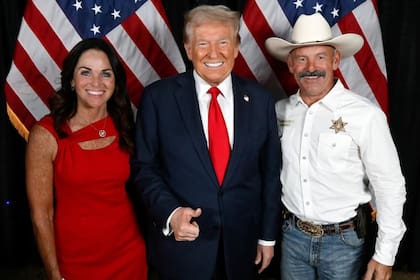 El sheriff Chad Bianco y su esposa Denise apoyaron al entonces candidato presidencial Donald Trump durante las elecciones de 2024