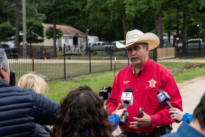 El sheriff del condado de San Jacinto, Greg Capers habla con los medios en el lugar del crimen tras el quíntuple asesinato