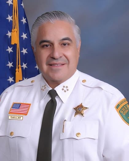 El sheriff del condado de Webb, Martin Cuellar, rechazó el anuncio al argumentar que Abbott respalda al rival político de su hermano