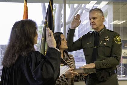 El sheriff explicó que su departamento no participa en operativos migratorios ni consulta el estatus de sospechosos, testigos o denunciantes