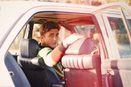 El shooting fue en el IPC International Polo Club y Barto
posó en un Mercedes-Benz de los 80, propiedad del
polista sudafricano Sugar Erskine. Cancherísimo, en
la otra página lleva el best seller de Rocio.G, el Rasta
Sweater, ciento por ciento merino y tejido a mano, y
sobre estas líneas, con otro modelo, también en merino,
lookeado con una camisa de un vintage de la zona.