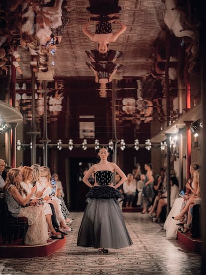 El show de alta costura de Chanel 2024 2025 brilló arriba y abajo de la pasarela