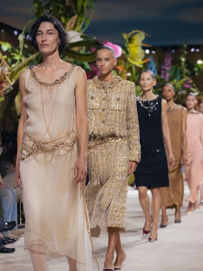 El show de Alta Costura de Chanel, en su tradicional escenario: el Grand Palais, El diseñador Matthieu Blazy transformó el lugar en un gran bosque. Inspiró su colección, "Gaby and the Beanstalk", en un ejemplar de "Les Fées, Contes des Contes", de Charles Perrault, una obra hallada en la biblioteca de la mismísima Coco Chanel