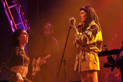 El show de Cande contó con el plus de los artistas invitados