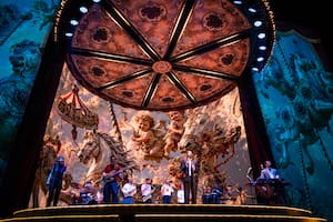 El Kuelgue presentó su nuevo disco en el Movistar Arena con un carrusel celestial e invitados de lujo