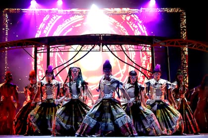 El show del Circo Ánima se llama "Abre tus alas" y cuenta la historia de tres cazadores de tormentas que son llamados por una voz suprema para enfrentar las fuerzas de la naturaleza