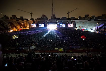 El show duró dos horas y media y La Renga tocó 30 temas. La serie de shows sigue el miércoles 2, sábado 5 y miércoles 9 de agosto