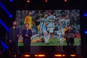 El show está conducido por Niels van der Laan y Jeroen Woe