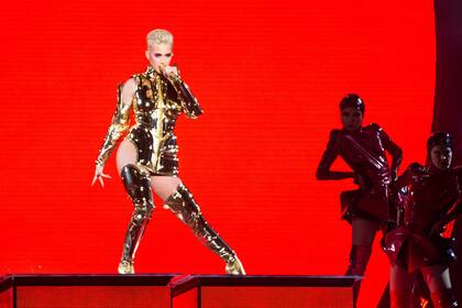 El show estuvo cargado de referencias a los 80 y a su propio pasado: apareció Left Shark, el bailarín disfrazado de tiburón de su show en el Superbowl 2015