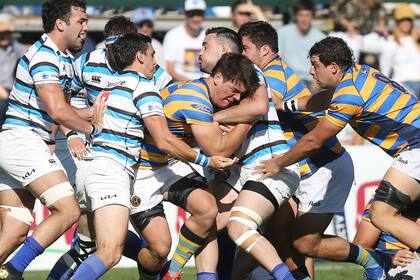 El SIC controla la embestida de Hindú, en una de las semifinales del Top 12 de la URBA