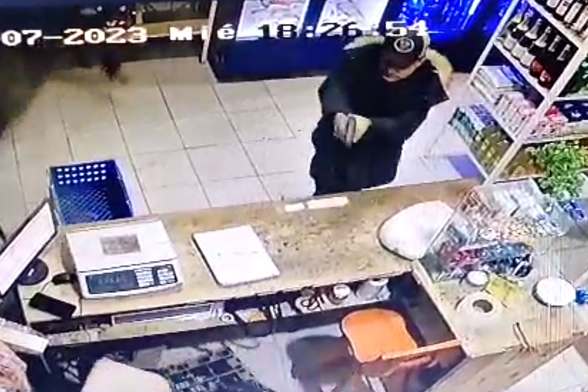 El sicario en el momento del ataque en el supermercado Los Hermanos, en Moreno