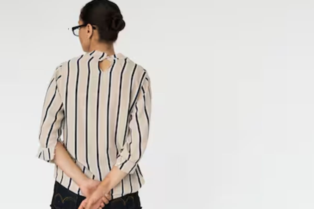 El significado de caminar con las manos atrás de la espalda, según la psicología