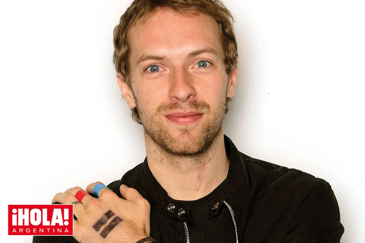 El signo igual que vemos pintado en la mano izquierda del cantante tiene un significado muy especial y también suele verse en la tapa de su piano en alguno de sus
conciertos.