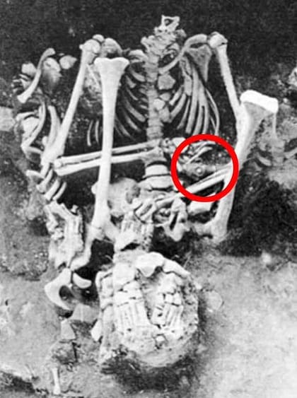 El Silbato de la Muerte Azteca original fue encontrado en la mano de un esqueleto durante la excavación de un templo azteca en la Ciudad de México en 1999. (Foto: dailymail)