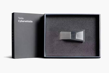 El silbato metálico de Tesla es un producto para coleccionistas, creado con acero quirúrgico y con un precio de 50 dólares
