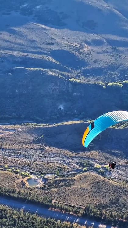 El silencio y la estabilidad del aire convierten al parapente en una experiencia de contemplación sobre la Patagonia