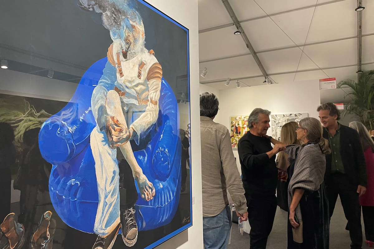 "El sillón azul", una de las obras de Carlos Alonso exhibidas por la galería Via Margutta