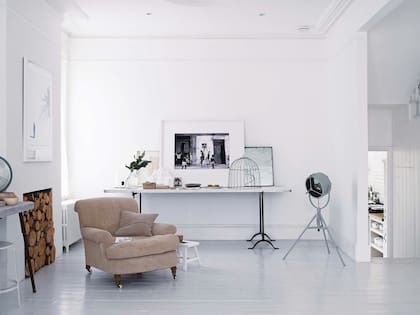 El sillón con ruedas y el resto de los muebles del estar fueron comprados en el barrio de Notting Hill, en la zona de Portobello, donde se emplaza uno de los mercados de objetos usados más populares de Londres.