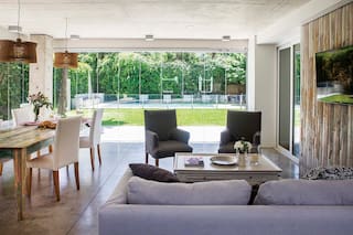 Una casa con quincho vinculado al living, la cocina y la galería