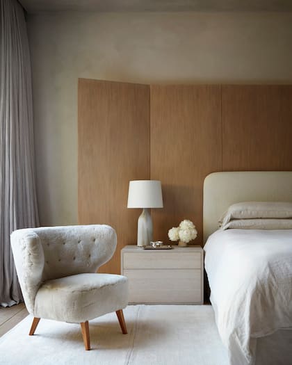 El sillón es un diseño de Lief de 1940. Lámpara (Victoria Morris). ALfombra