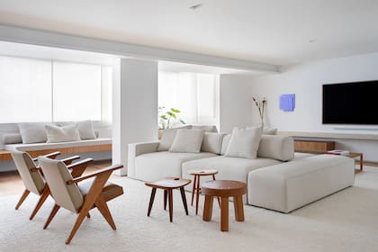 El sillón-isla, de gran tamaño y con movimientos automatizados, cumple un rol central ya que funciona a la vez para los dos sectores.