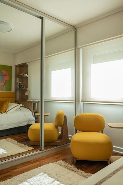 El sillón, la ropa de cama y el cuadro de Milo Lockett suman color al ambiente.