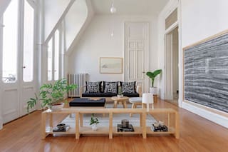 El hogar y showroom de una diseñadora en la mansarda de un edificio histórico