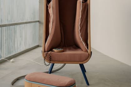 El sillón Oto, de Alexia Audrain, diseñado para personas con diferentes grados de autismo que lo pueden operar de forma autónoma para generar contención física