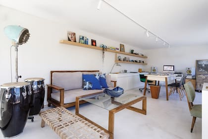 El sillón y la mesa ratona de madera y vidrio solían estar en la casa de soltero de César; fueron diseñados por él. Almohadones (Pezkoi Deco).