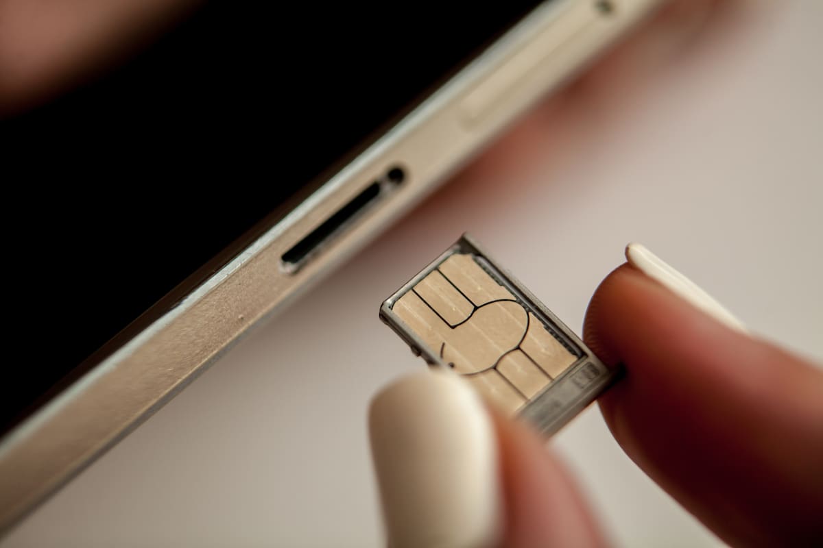 El SIM Swapping consiste en pedir en forma fraudulenta un nuevo chip a nombre de otra persona, tomando el control de la línea y de sus servicios asociados; el Enacom le exige a las operadoras definir mecanismos de validación de identidad para evitarlo
