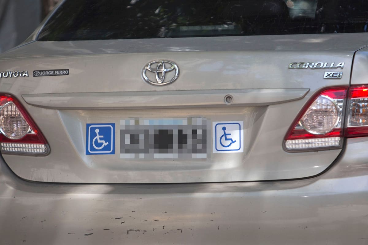 El símbolo de la silla de rueda, una adulteración burda como se ven a diario en la ciudad de Buenos Aires