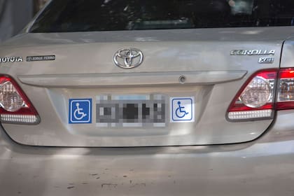 El símbolo de la silla de rueda, una adulteración burda como se ven a diario en la ciudad de Buenos Aires